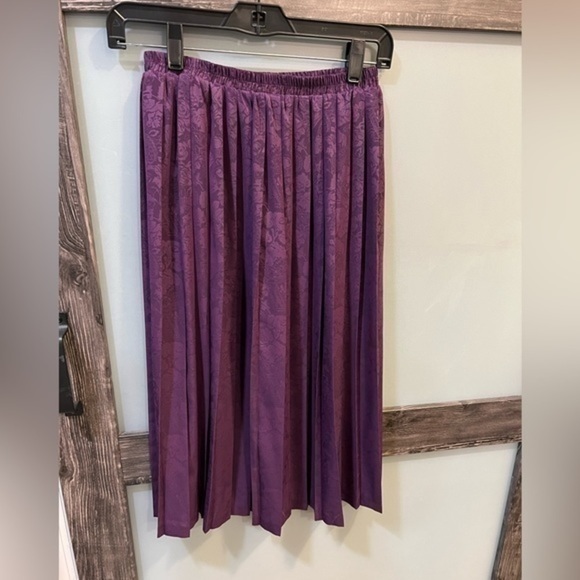 Lavender satin vintage accordion skirt (T21)Sz 8 see pics for measurements ☂️✨⭐️ - Picture 3 of 7